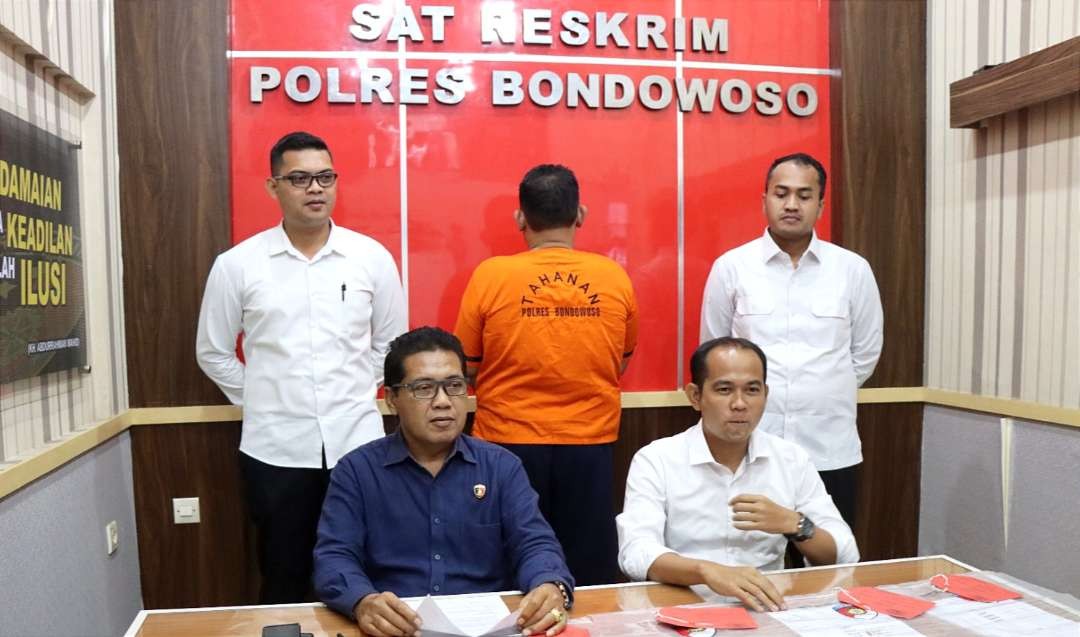 Oknum ASN Pemkab Bondowoso inisial IW, 39 tahun ditangkap polisi karena melakukan penipuan menjanjikan mendapat proyek renovasi rumah sakit.(Foto:Guido/Ngopibareng.id)