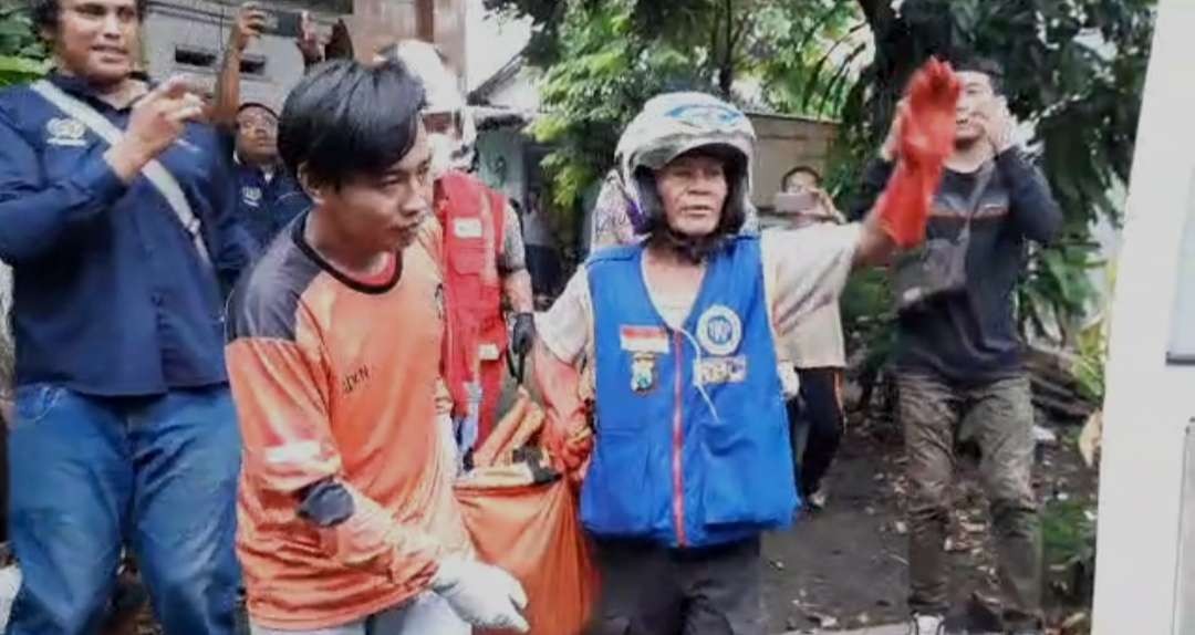 Korban lansia dianiaya anak perempuannya dilarikan ke RSUD Kota Mojokerto, Jawa Timur. (Foto: Istimewa)