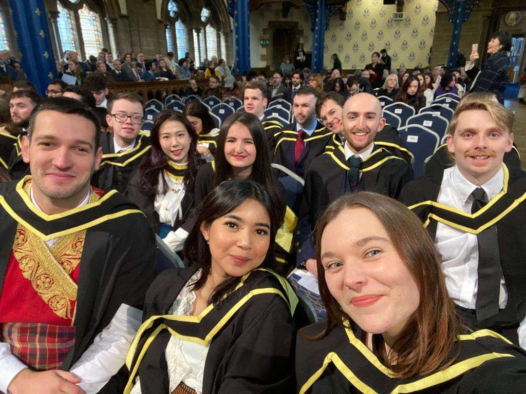 Nissa Lilia Azhari (tengah depan) wisuda bersama hampir seratus wisudawan di Gedung Huntarian Museum University of Glasgow. (Foto: Dokumentasi pribadi)