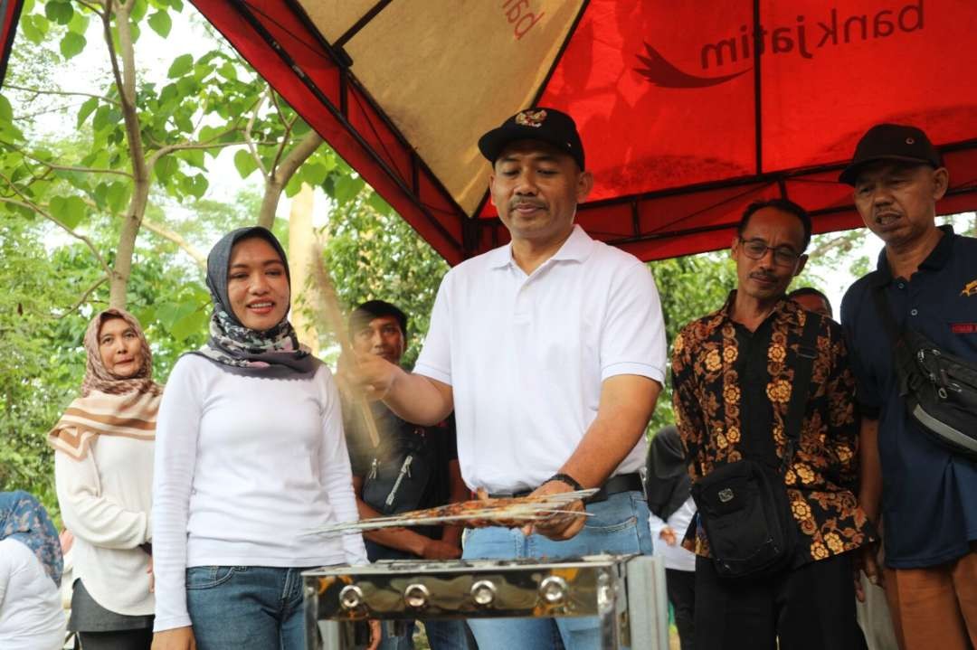 Bupati Ngawi Ony Anwar Harsono didampingi istri bupati Ana Mursyida Ony Anwar di acara Festival Bakar Ikan Air Tawar Gelorakan Gerakan Gemar Makan Ikan, di Waduk Sangiran Kecamatan Bringin  Senin 26 November 2023.(Foto: dok kominfo ngawi)