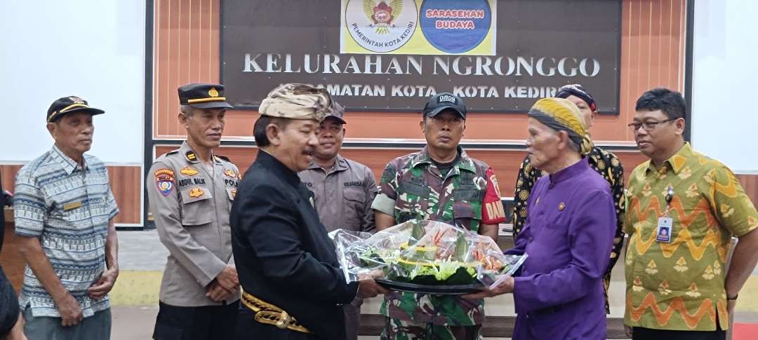 Pelantikan pengurus baru Dewan Pimpinan Kota Himpunan Penghayat Kepercayaan (DPK HPK) Kota Kediri. (Foto: Fendhy Lesmana/Ngopibareng.id)