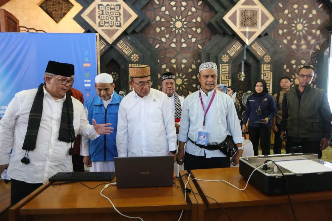 Menko PMK Muhadjir Effendy pada kegiatan Dzikir Akbar Nasional dan Deklarasi 1000 Calon Trainer Al-Quran Braille, yang diselenggarakan oleh Rumah Aspirasi Tunanetra Indonesia dan Ikatan Tunanetra Muslim Indonesia, di Masjid At-Tin Jakarta, pada Kamis 30 November 2023.(Foto: istimewa)