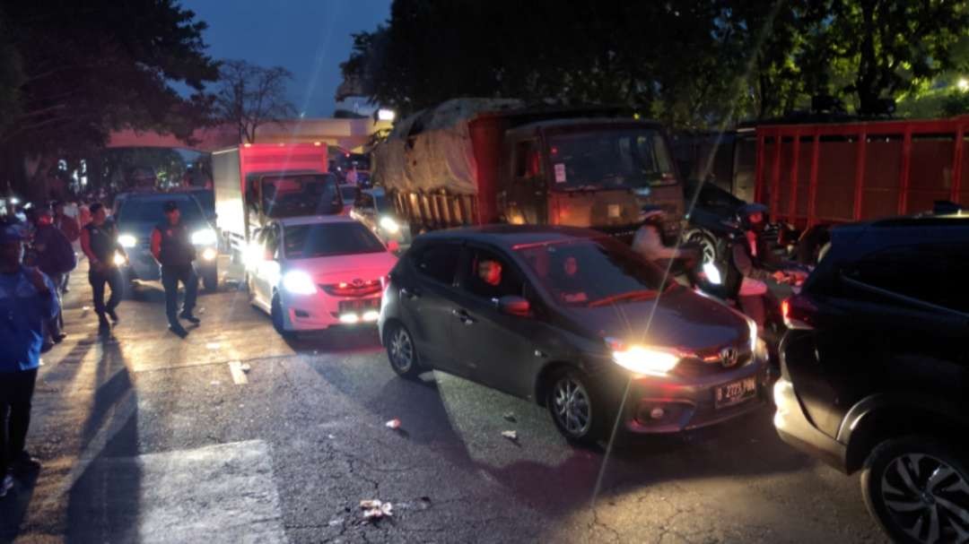 Warga yang melintas terhambat karena demo di Kantor Gubernur Jatim, Surabaya, Kamis 30 November 2023. (Foto: Fariz Yarbo/Ngopibareng.id)