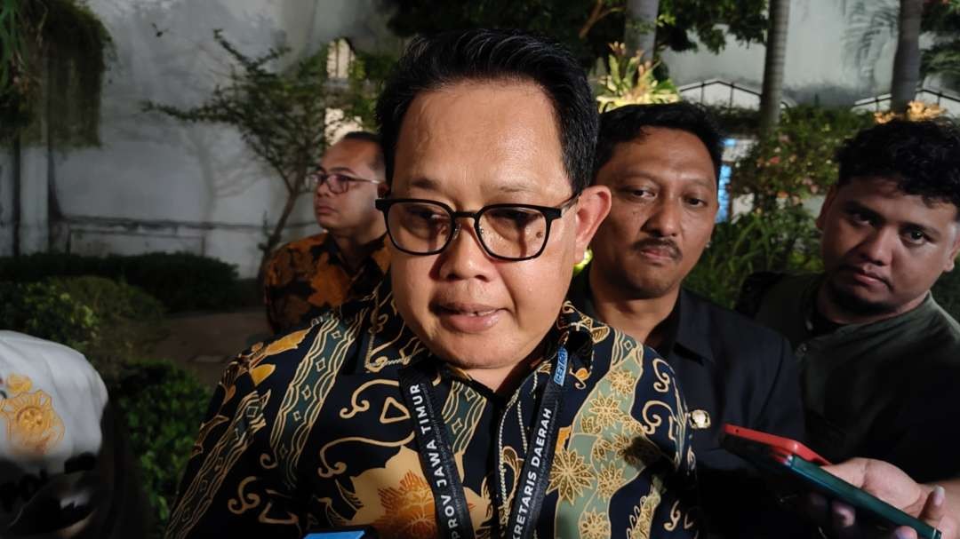 Sekdaprov Jatim, Adhy Karyono, usai menemui buruh di Kantor Gubernur Jatim, Surabaya, Kamis 30 November 2023 malam. (Foto: Fariz Yarbo/Ngopibareng.id)