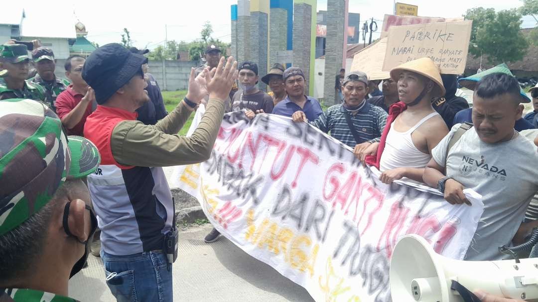 Sumulasi menghadapi massa pendemo di area CPP Gundih Pertamina EP Field Cepu. (Foto: Ahmad Sampurno/Ngopibareng.id)