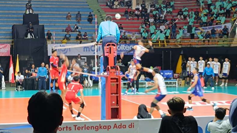 Andalkan service jump dan receive, LavAni pukul PDAM Tirta Bhagasasi Bekasi 3-0. (Foto: Fendi Lesmana/Ngopibareng.id)