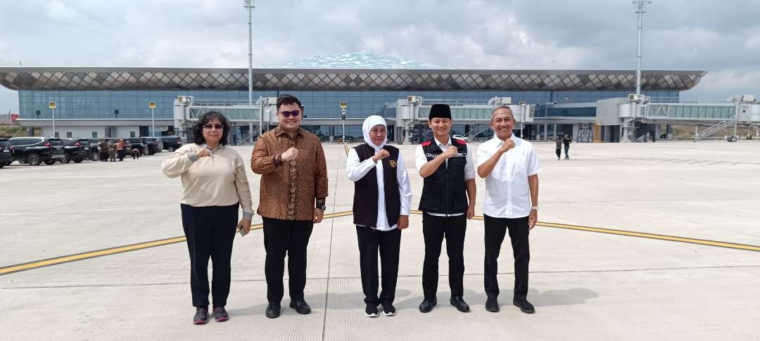 Gubernur Jawa Timur, Khofifah Indar Parawansa di Bandara Udara Internasional Dhoho Kediri, Jawa Timur. (Foto: Fendi Lesmana/Ngopibareng.id)