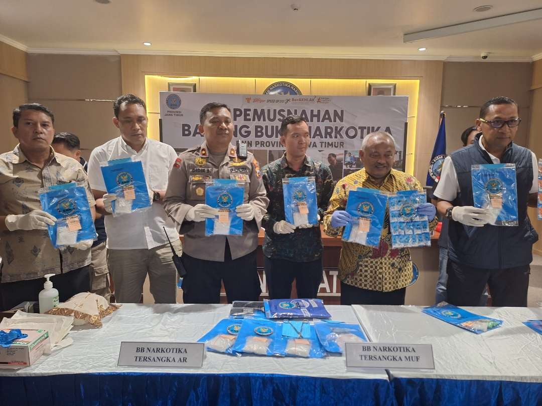 Barang-barang bukti jenis sabu yang diperlihatkan pada konferensi pers Pemusnahan Barang Bukti Narkotika oleh BNNP Jatim, pada Jumat 1 Desember 2023. (Foto: Julianus Palermo/Ngopibareng.id)