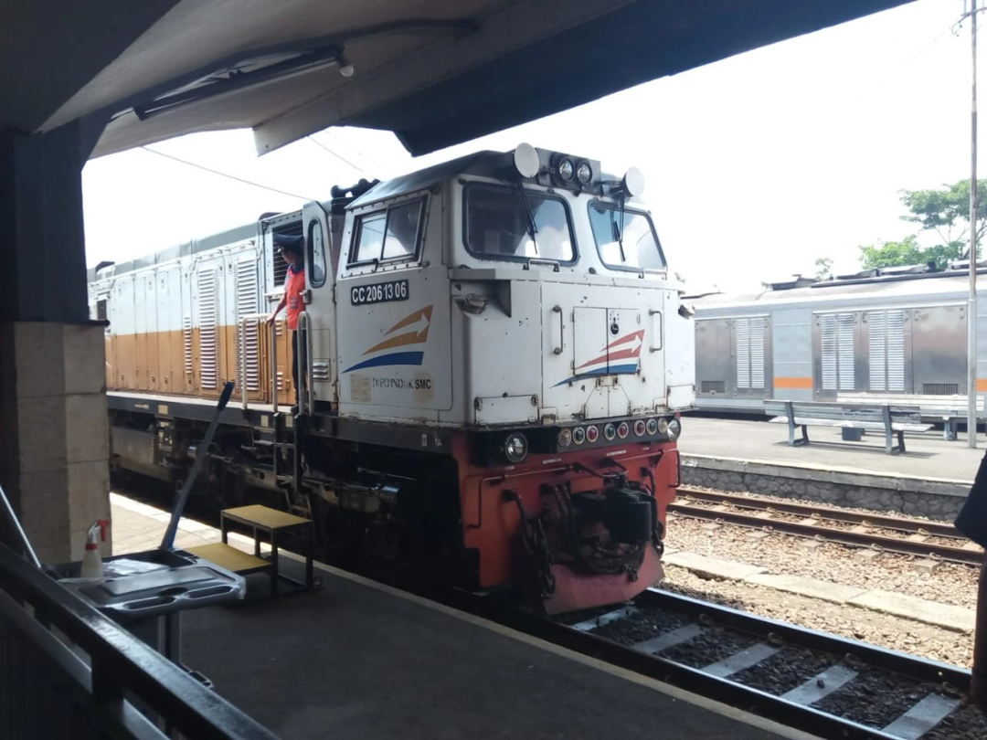 Salah satu gerbong Kereta Api di Stasiun Malang (Foto: Lalu Theo/Ngopibareng.id)