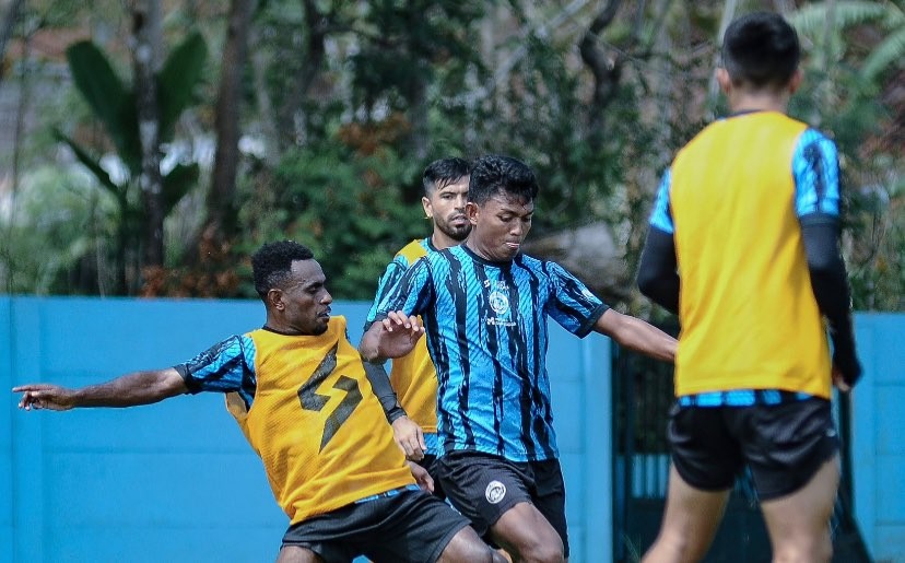 Skuat Arema FC saat menjalani sesi latihan (Foto: Twitter/@Aremafcofficial)