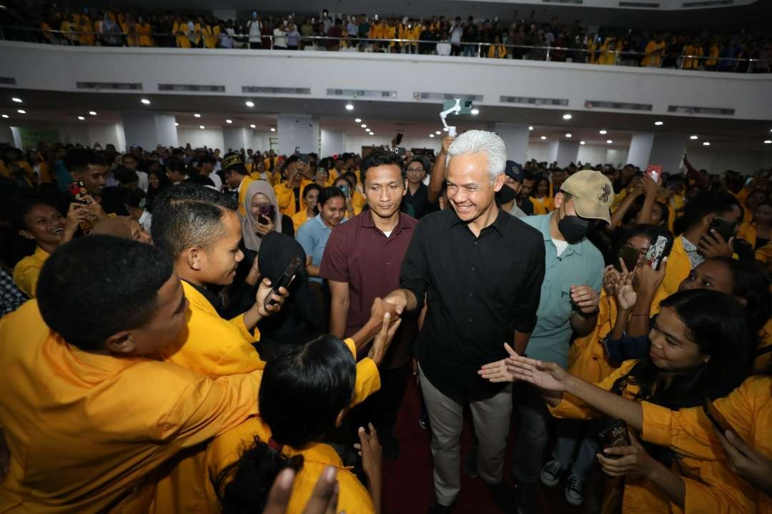 Ribuan mahasiswa Universitas Nusa Cendana Kupang antusias mengikuti kuliah kebangsaan bersama Ganjar Pranowo, Jumat 1 Desember 2023. (Foto: Tim Media Ganjar)