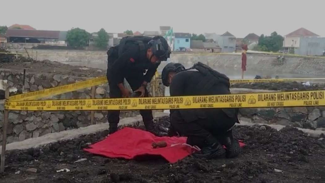 Tim Jihandak Polda Jatim mengevakuasi mortir yang ditemukan pekerja proyek di Mojokerto.(Foto Deni Lukmantara/Ngopibareng.id)