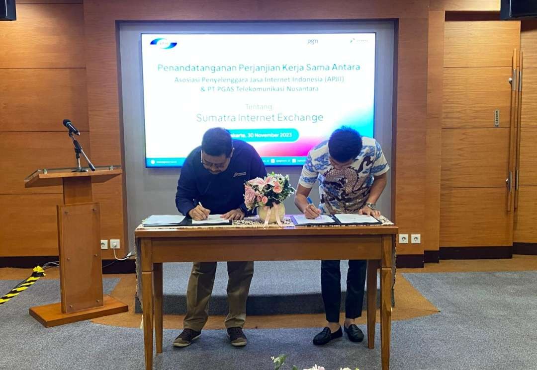 PT PGAS Telekomunikasi Nusantara (PGNCOM) menandatangani Perjanjian Kerjasama dengan Asosiasi Penyelenggara Jaringan Internet Indonesia (APJII), Kamis 30 November 2023. (Foto: Istimewa)