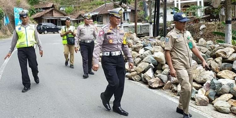 Kasat Lantas Polres Pacitan AKP Nur Rosid, memantau pembangunan tanggul penyangga longsor di jalur Pacitan – Ponorogo pada Rabu 29 November 2023. (Foto: polres pacitan)