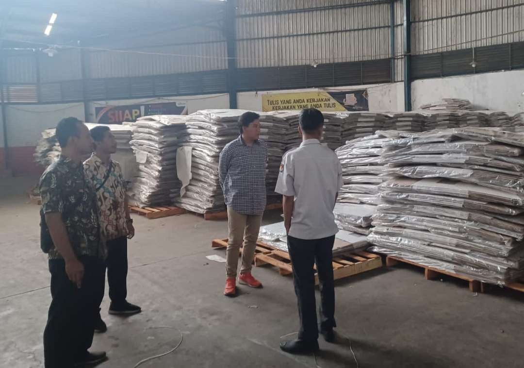 Petugas Bawaslu saat mengecek logistik pemilu di gudang penyimpanan (Foto: Dok Bawaslu Jember)