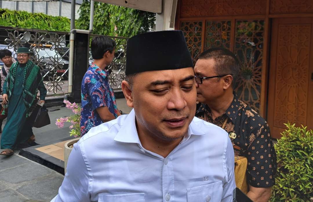 Walikota Surabaya, Eri Cahyadi saat menggungkapkan langkah Pemkot Surabaya terhadap aksi anarkis oknum buruh kepada dua Satpol PP Surabaya. (Foto: Pita Sari/Ngopibareng.id)