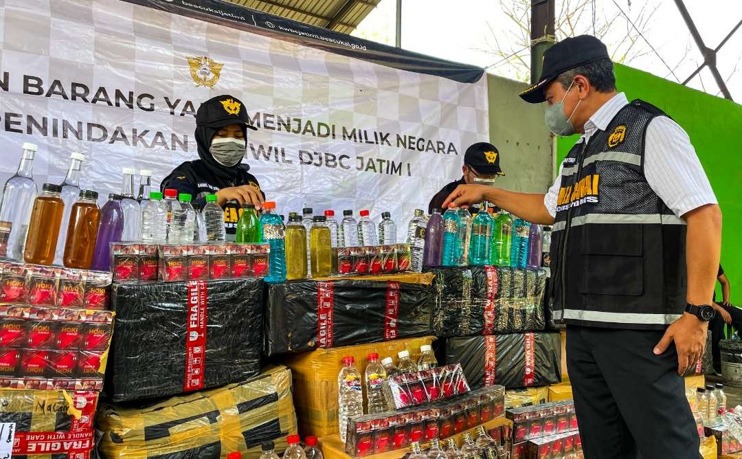 Produk Ilegal Senilai Rp9,8 miliar hasil sitaan Bea Cukai Jatim sebelum dimusnahkan (Foto : Aini/Ngopibareng.id)