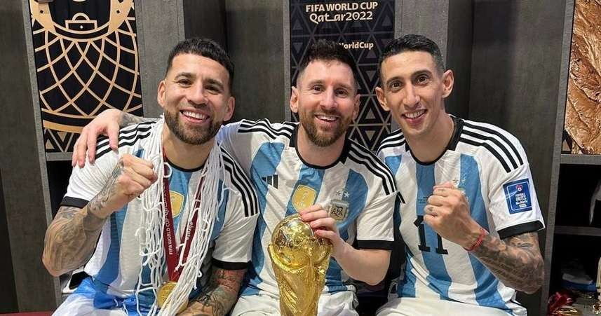 Angel Di Maria (paling kanan) mengingatkan pemain lain agar tak bersikap bermusuhan dengan Lionel Messi. (Foto: X/@Argentina)