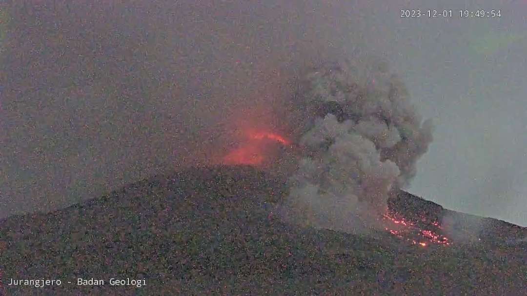 Gunung Merapi muntahkan Awan Panas Guguran (APG) pada hari ini, Jumat 1 Desember 2023, malam. (Sumber Foto: CCTV BPPTKG - Badan Geologi)