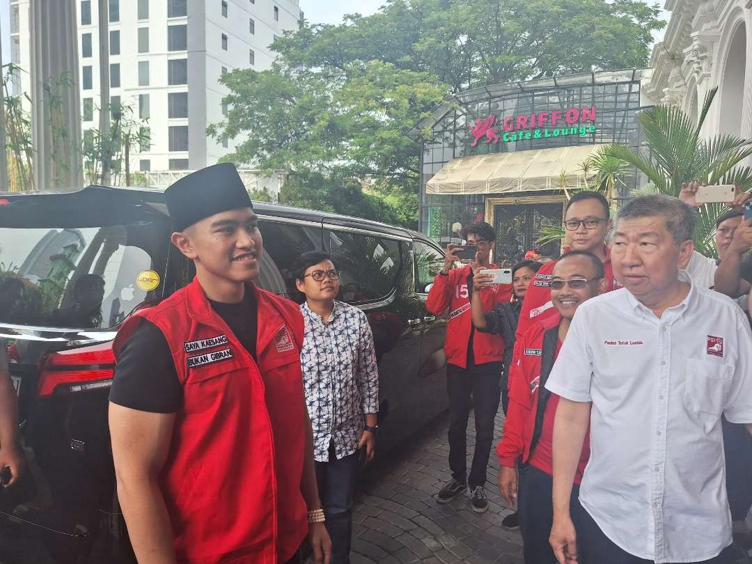 Ketua Umum DPP PSI, Kaesang Pangarep didampingi Ketua Dewan Pakar PSI Paulus Totok Lusida sesaat sebelum acara dialog interaktif dimulai pada Sabtu 2 Desember 2023. (Foto: Julianus Palermo/Ngopibareng.id)