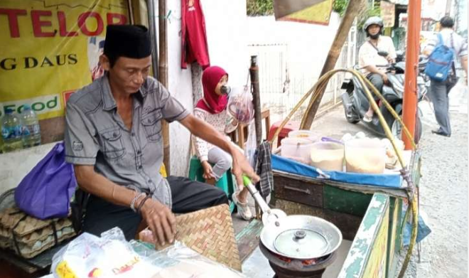 Kerak telor makanan khas Betawi yang legendaris. (Foto: Asmanu Sudharso/Ngopibareng.id)