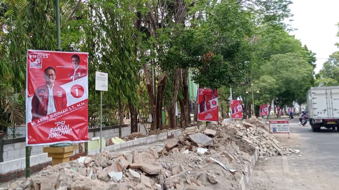 Belasan APK terpasang di Jalan Pahlawan Tuban, tepatnya di sekitar taman kota Tuban (Foto: Khoirul Huda/Ngopibareng.id)