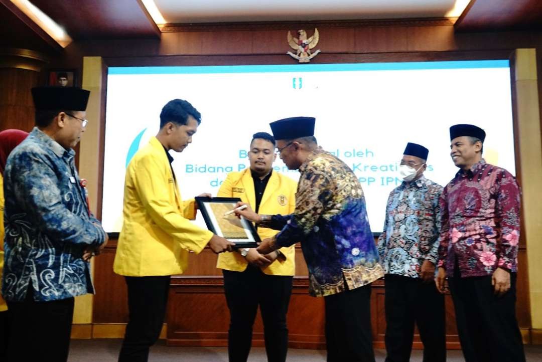 Menko PMK Muhadjir Effendy meminta anak-anak muda untuk membuka diri, berinteraksi dengan banyak orang, dan menjelajahi kehidupan lebih banyak. (Foto: Menko PMK)