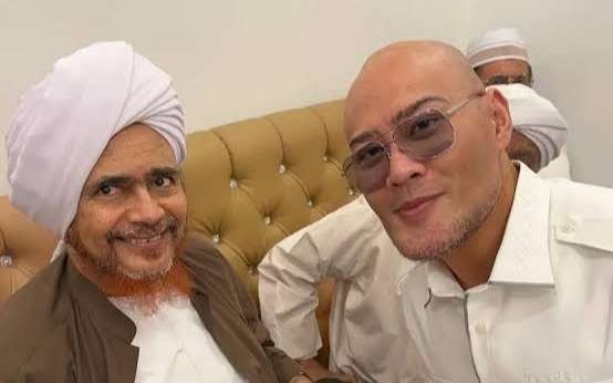 Habib Umar bin Hafidz bersama Deddy Corbuzier di Jakarta. (Foto:dok/ngopibareng.id)