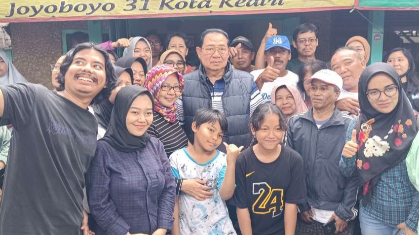 Nostalgia kuliner masa kecil, SBY cicipi es goder dan rujak Kediri. (Foto: Fendi Lesmana/Ngopibareng.id)