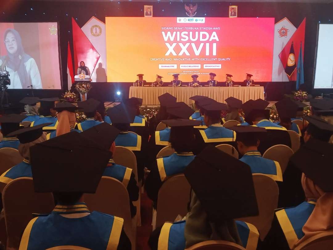 Bertema Creative and Innovative With Excellent Quality,  Stikosa AWS menggelar Wisuda S1 yang ke-27 di Gedung Dyandra Convention Hall Gramedia Expo, Jl. Basuki Rahmat Surabaya,  Sabtu 2 Desember 2023.(Foto: dok. Stikosa AWS)