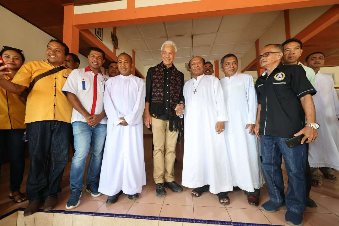 Ganjar Pranowo disambut baik oleh keuskupan Ende, Ndona, Gheogoma Kabupaten Ende NTT, Sabtu 2 Desember 2023. (Foto: Tim Media Ganjar)