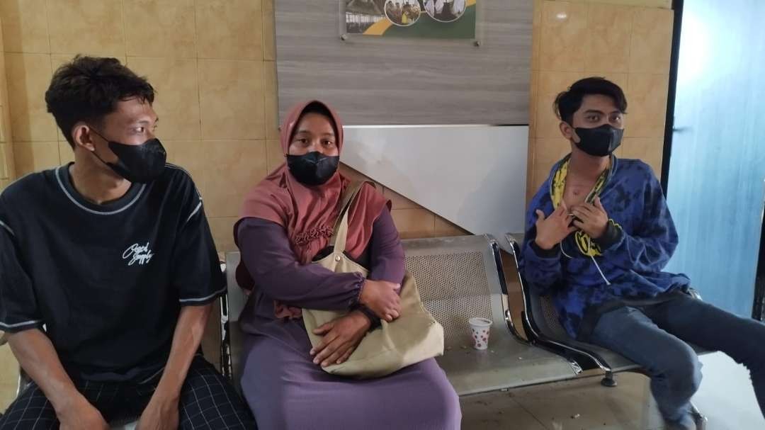 Dari kiri, Abdul Gofur, Ernawati dan Prima datang ke Polres Banyuwangi untuk melaporkan peristiwa pengeroyokan. (Foto: Muh Hujaini/Ngopibareng.id)