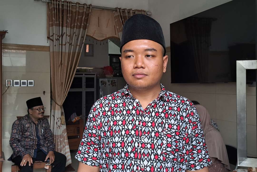 Anggota Satpol PP berinisial AM saat ditemui di rumahnya di kawasan Banyu Urip Lor. (Foto: Pita Sari/Ngopibareng.id)