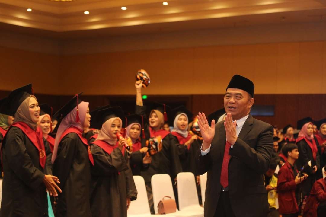 Menko PMK Muhadjir Effendy orasi ilmiah dalam Wisuda ke-X Universitas Muhammadiyah Bogor Raya di Sasana Kriya Taman Mini Indonesia Indah Jakarta, Sabtu 2 Desember 2023. (Foto: Kemenko PMK)