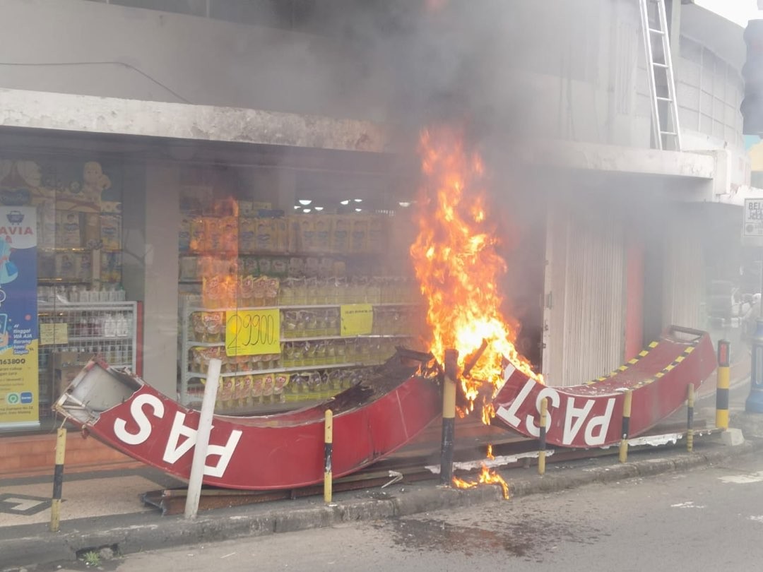 Papan reklame di depan Toko Avia, Kota Malang yang terbakar (Foto: Damkar Kota Malang)