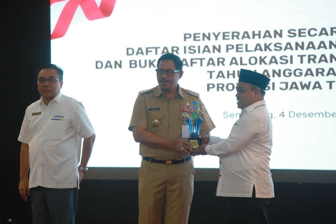 Pj Gubernur Jawa Tengah, Nana Sudjana menyerahkan Daftar Isian Pelaksanaan Anggaran (DIPA) dan buku daftar alokasi Transfer Ke Daerah (TKD) tahun anggaran 2024 kepada  instansi vertikal kementerian/lembaga dan pemerintah daerah di Jawa Tengah. (Foto: Pemprov Jawa Tengah)