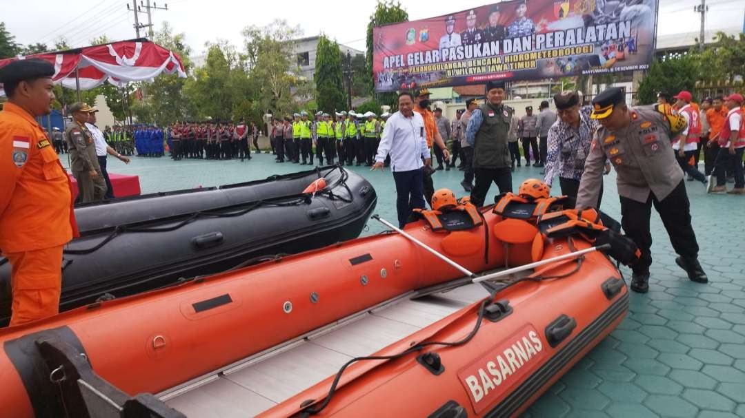 Kabag Ops Polresta Banyuwangi bersama pimpinan stakeholder mengecek peralatan yang antisipasi bencana (Foto: Muh Hujaini/Ngopibareng.id)