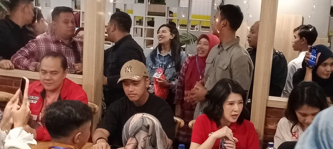 Ketua Umum Partai Solidaritas Indonesia (PSI),  Kaesang Pangarep dan Wakil Ketua Dewan Pembina PSI, Grace Natalie saat berada di salah satu pusat perbelanjaan di Kota Malang (Foto: Lalu Theo/Ngopibareng.id)