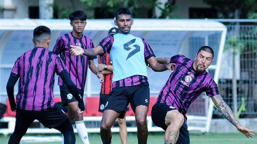 Skuat Arema FC saat menjalani sesi latihan. Tim belum bisa keluar dari zona degradasi. (Foto: Twitter @Aremafcofficial)