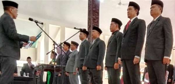 Pj Bupati Bondowoso Bambang Soekwanto mengambil sumpah 8 pejabat eselon II yang dikembalikan pada jabatan lamanya. (Foto: Guido/Ngopibareng.id)