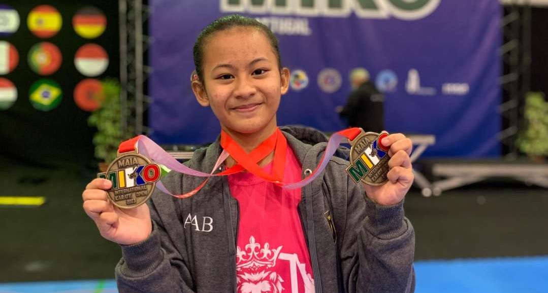 Karateka cilik asal Banyuwangi, Aldhea Azarina Bharata, meraih dua medali emas di ajang Kejuaraan Dunia Karateka di Portugal. (Foto: Humas Pemkab Banyuwangi)