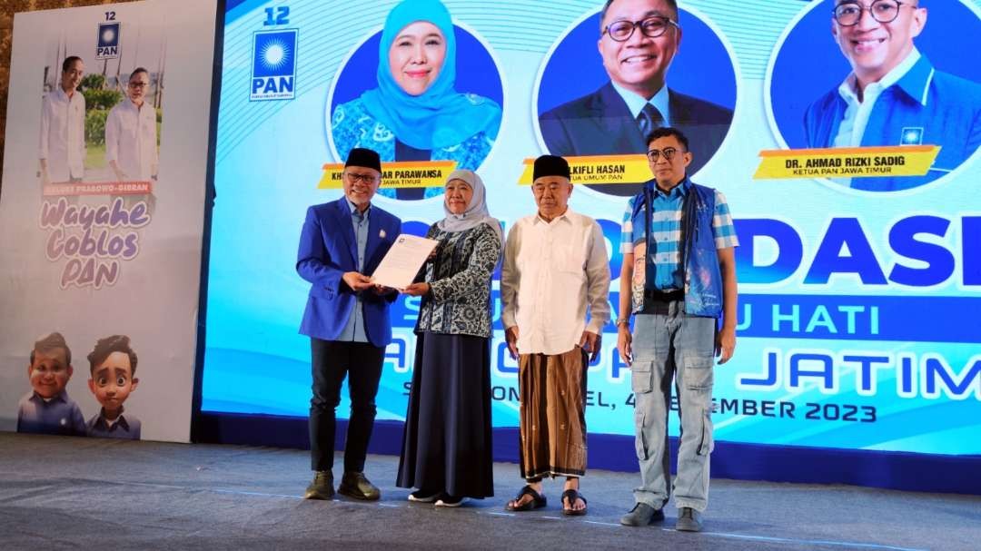 Ketum DPP PAN, Zulkifli Hasan (kiri) memberikan surat rekomendasi dukungan bagi Gubernur Jatim Khofifah Indar Parawansa untuk maju pada Pilgub Jatim 2024. (Foto: Fariz Yarbo/Ngopibareng.id)