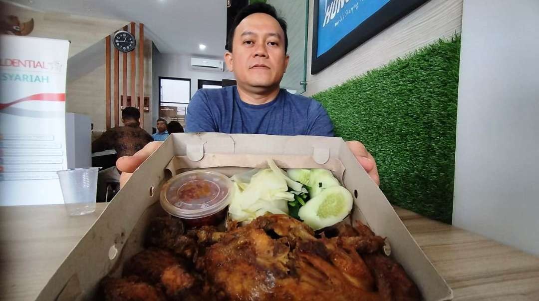 Owner Dapur eMHa, Ary Adhitya, menunjukkan ingkung ayam kampung yang lezat rasanya (foto: Muh Hujaini/Ngopibareng.id)