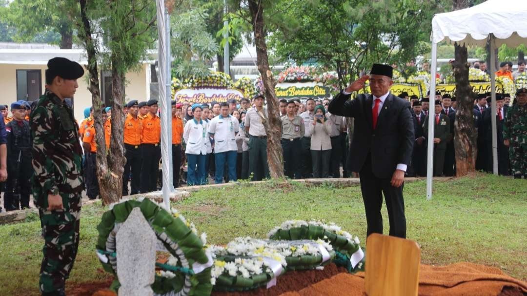 Menko PMK, Muhadjir Effendy saa prosesi pemakaman Doni Monardo, Senin 4 Desember 2023. (Foto: Kemenko PMK)