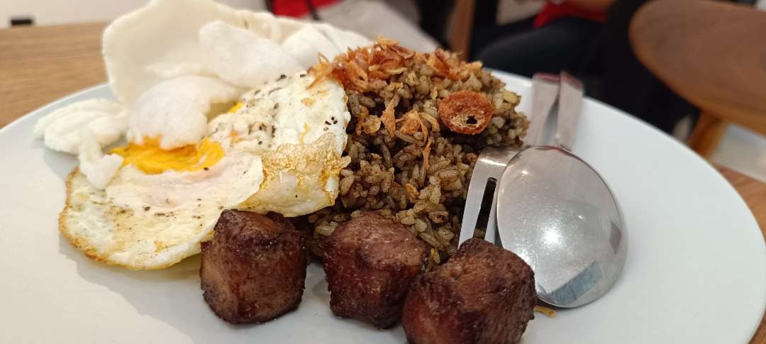 Nasi goreng (nasgor) rawon, menu varian baru rekomendasi buat pecinta kuliner kediri. (Foto: Fendi Lesmana/Ngopibareng.id)