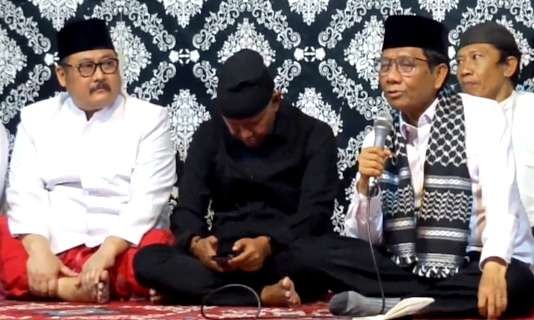 Ketua DPC PDIP Bondowoso, Irwan Bachtiar Rahmat (kiri) mendampingi cawapres Mahfud MD saat menemui kiai kampung dan santri di Curahdami Bondowoso, Minggu 3 Desember 2023 malam.(Foto: Guido/Ngopibareng.id)