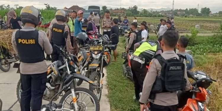 Tim gabungan Polres Tulungagung yang merazia dan menyita 10 sepeda motor di aksi balap liar di perbatasan Desa Wonorejo Kecamatan Sumbergempol dan Desa Karangrejo Kecamatan Boyolangu Kabupaten Tulungagung, pada Minggu 3 Desember 2023. (Foto: dok. polres tulungagung)