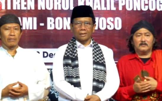 Cawapres nomor 3, Mahfud MD bersama para kiai Kampung di Bondowoso yang siap mendukung pada Pemilu 2024, Minggu 3 Desember 2023 malam. (Foto:Guido/Ngopibareng.id)