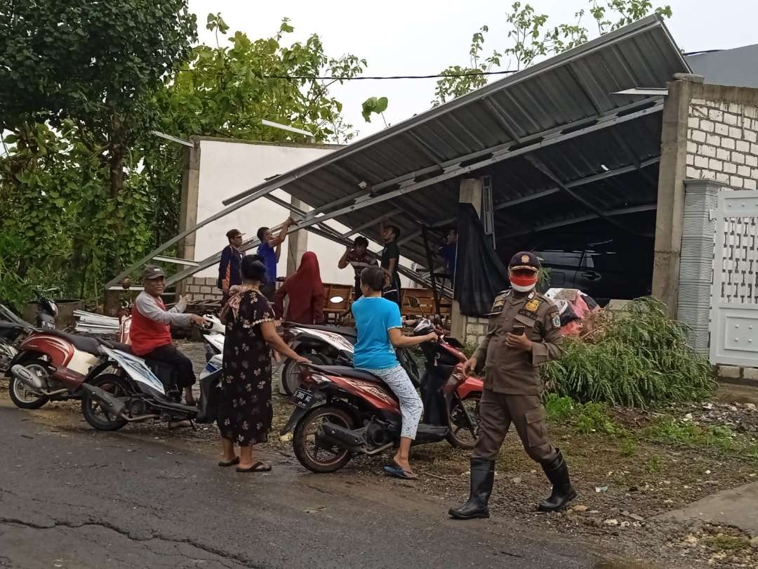 Rumah warga di wilayah Kecamatan Kembangbahu, Lamongan yang rusak karena dihantam angin kencang (Foto: Istimewa)