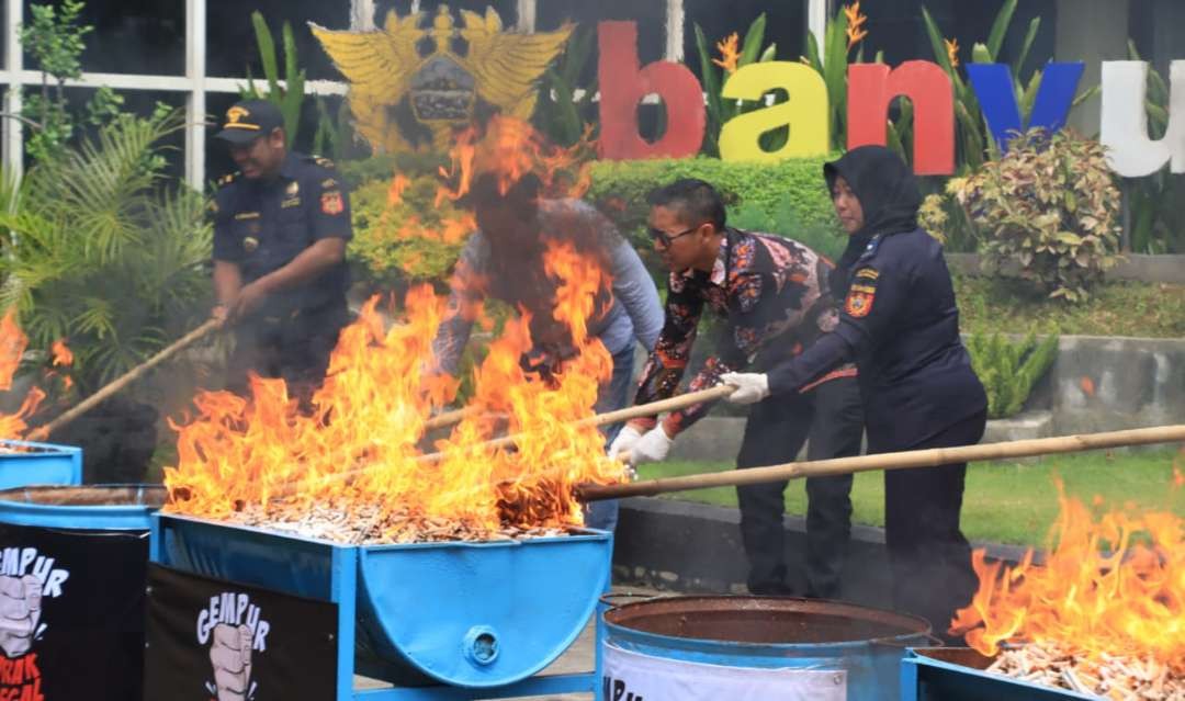 Ribuan batang rokok ilegal dimusnahkan di halaman Kantor Bea dan Cukai Banyuwangi (Foto: Humas Bea dan Cukai Banyuwangi)